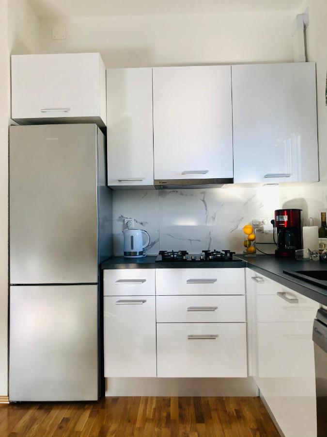 Villa Dani Sea & Pool Apartments Трогир Екстериор снимка