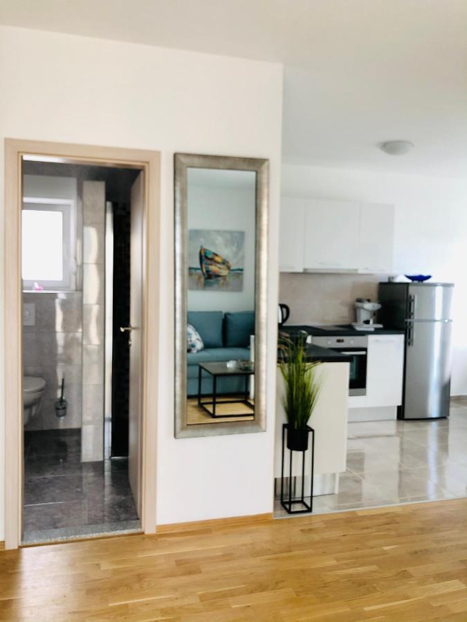 Villa Dani Sea & Pool Apartments Трогир Екстериор снимка