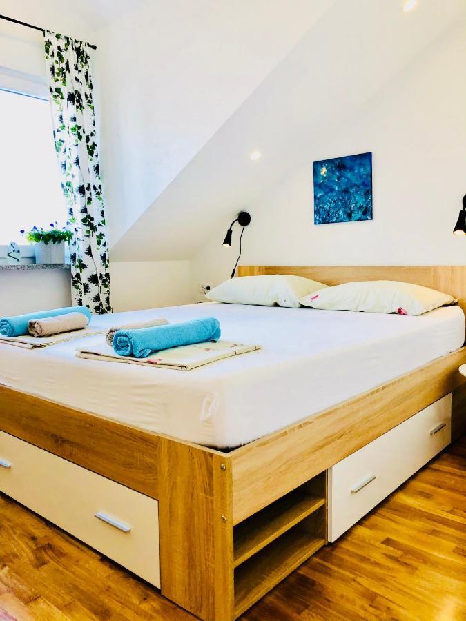 Villa Dani Sea & Pool Apartments Трогир Екстериор снимка