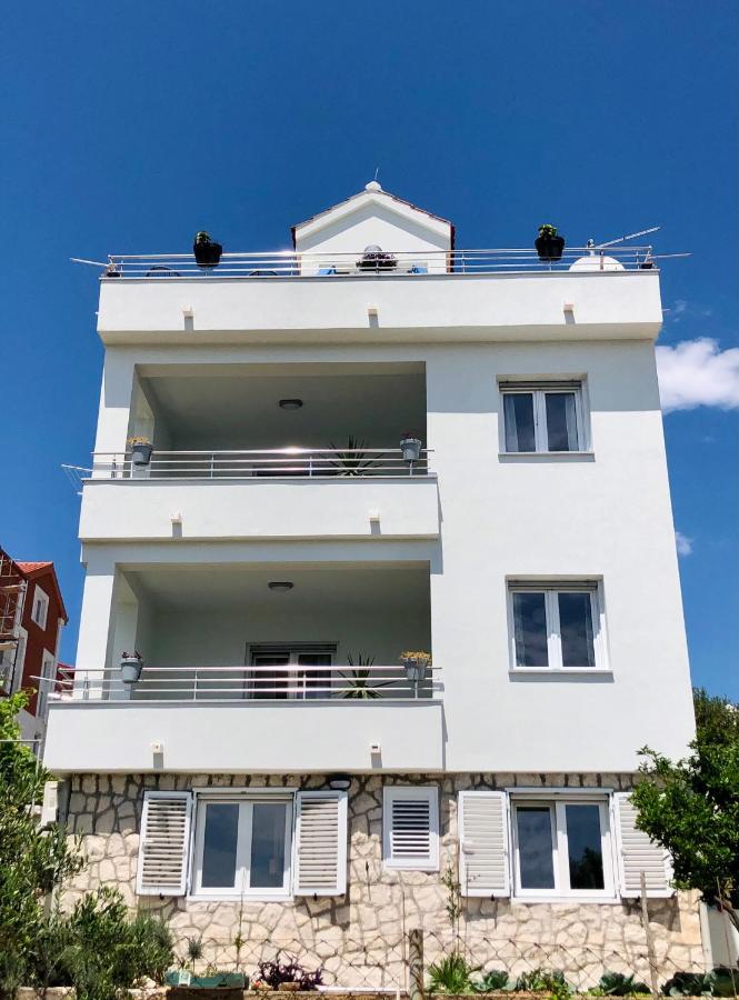 Villa Dani Sea & Pool Apartments Трогир Екстериор снимка