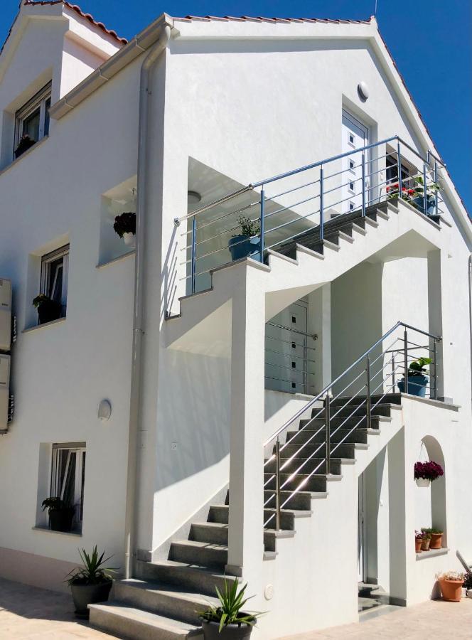 Villa Dani Sea & Pool Apartments Трогир Екстериор снимка